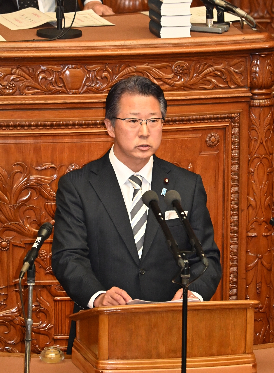 衆院本会議で初めて登壇し、賛成討論する神田潤一氏=16日、衆院本会議場