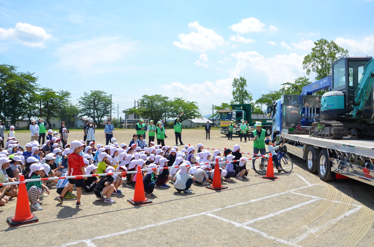 大型車両の死角について学ぶ児童
