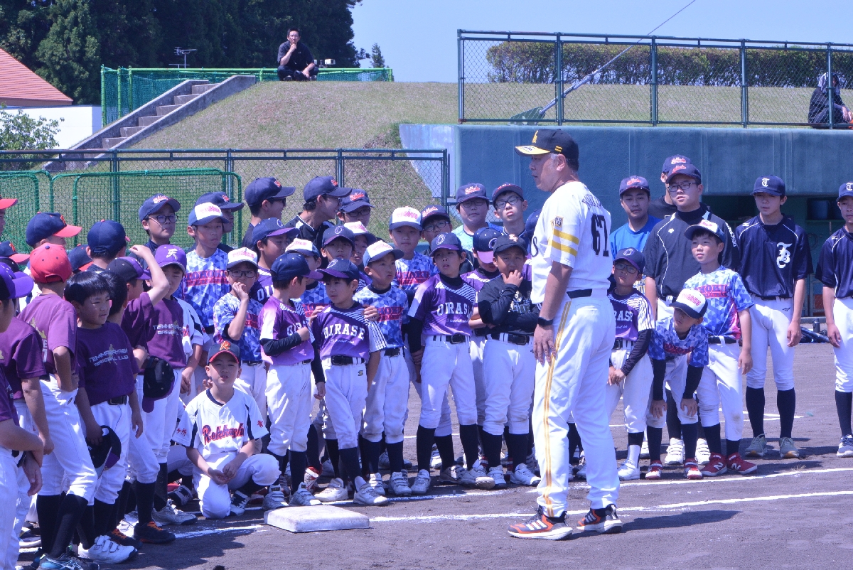 走塁を指導する吉川元浩さん(手前)