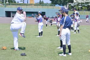 元プロ投手らが技伝授 東北町で少年少女野球教室