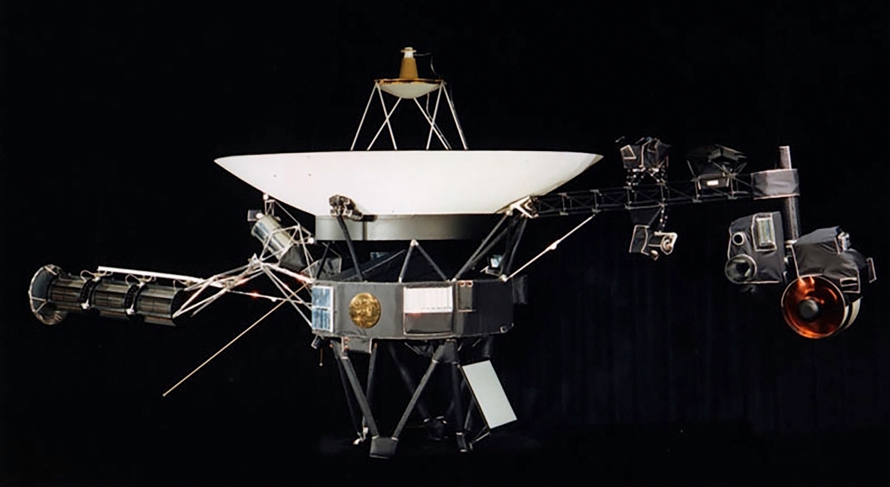 ボイジャー1号,2号の本体(どちらも同じ形)。パラボラアンテナやカメラ、レーダーなどを備えた、宇宙に浮かぶ実験室(NASA/JPL提供)