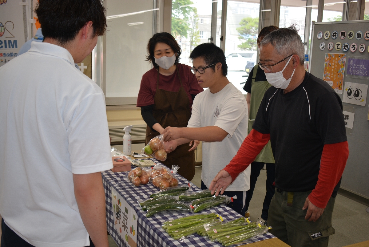野菜が並べられた三沢市福祉アンテナショップ
