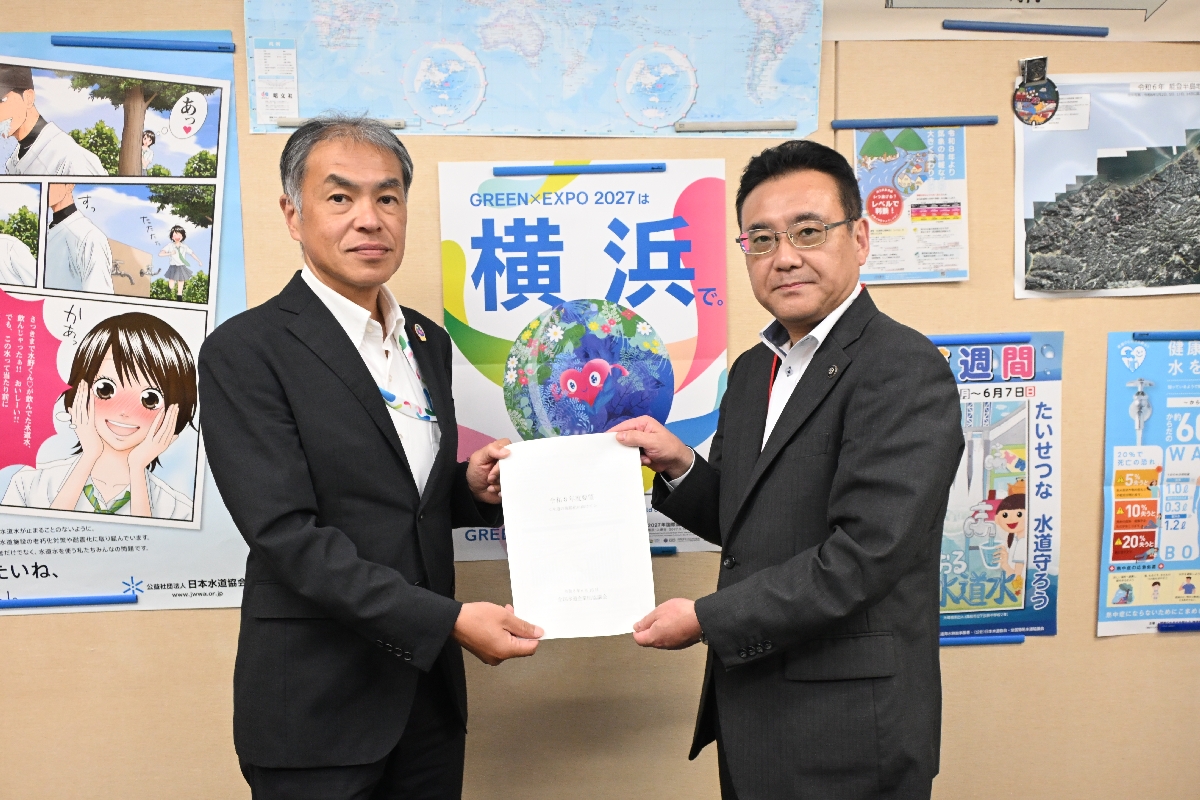 石井宏幸審議官(左)に要望書を手渡す熊谷雄一会長=18日、東京都内