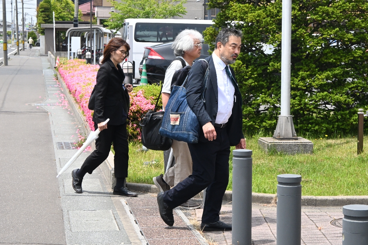告発状提出のため八戸署に入る長谷川利夫教授(手前)ら=18日、八戸市