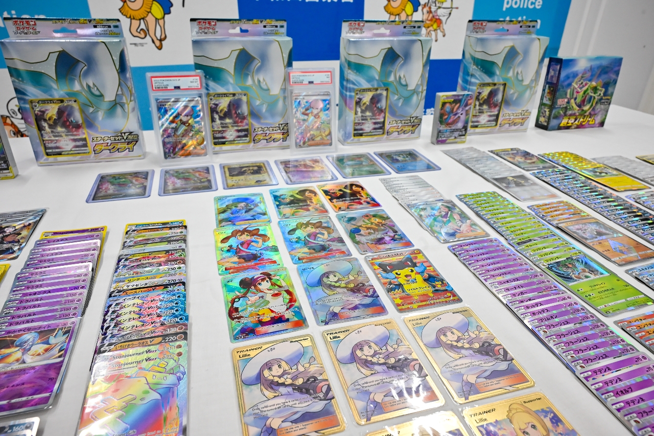 押収された偽の「ポケモンカード」=18日、十和田署