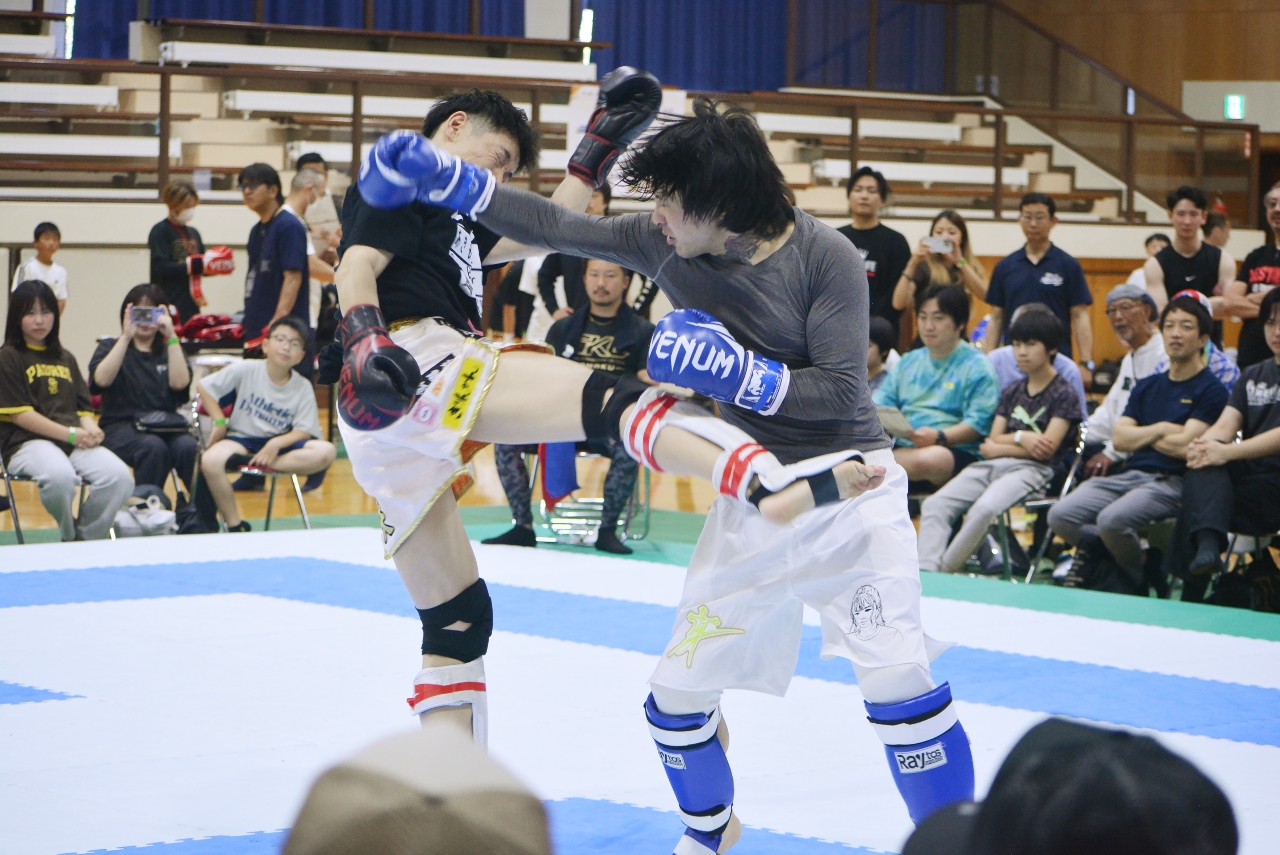 力と技でぶつかり合う選手