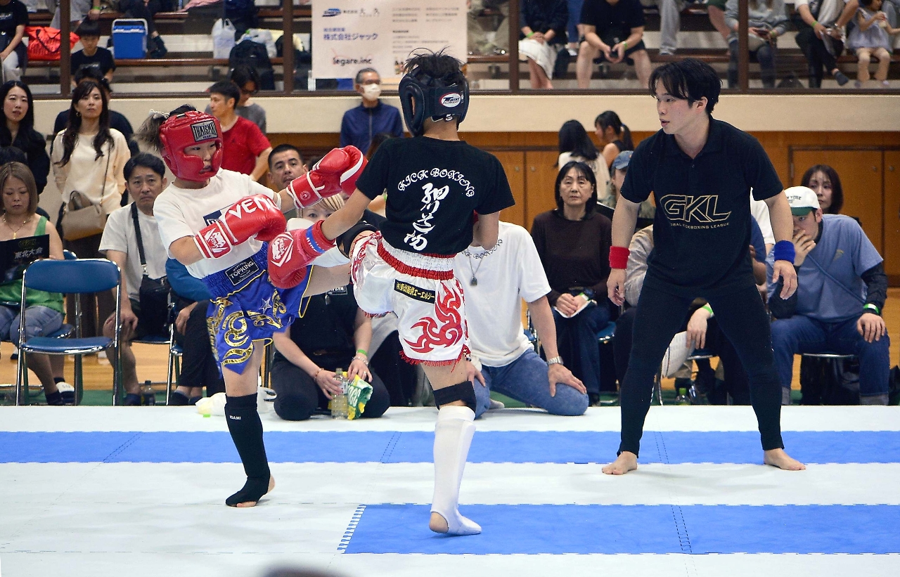 互いにキックを繰り出す選手