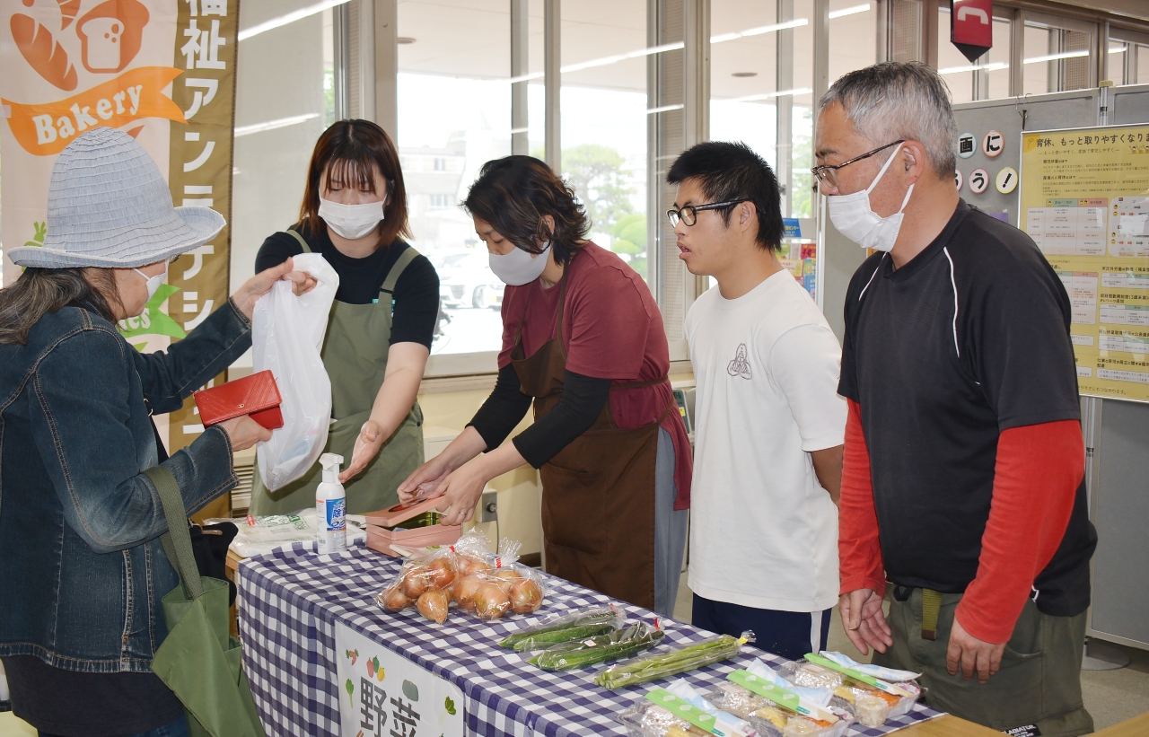 野菜や弁当が並べられた三沢市福祉アンテナショップ