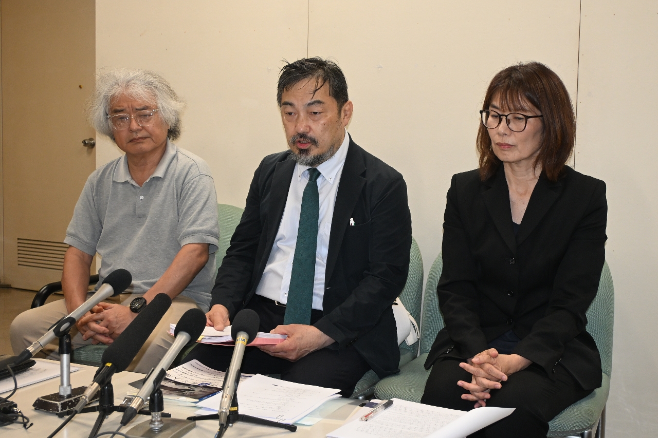 会見で刑事告発について説明する(左から)佐々木信夫弁護士、長谷川利夫教授、浅野暁子助教=18日、八戸市庁