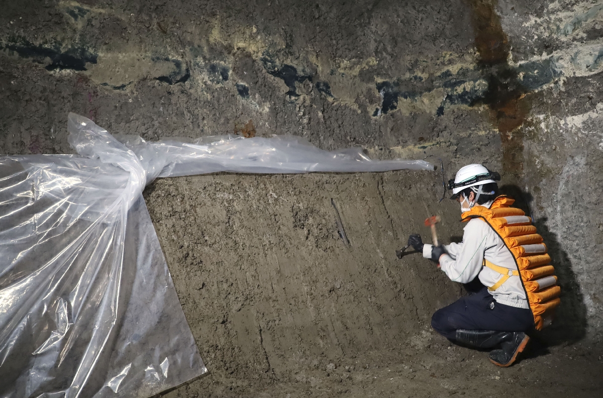 報道陣に公開された、地下350メートルの坑道で土砂を採取する作業=19日午後、北海道幌延町