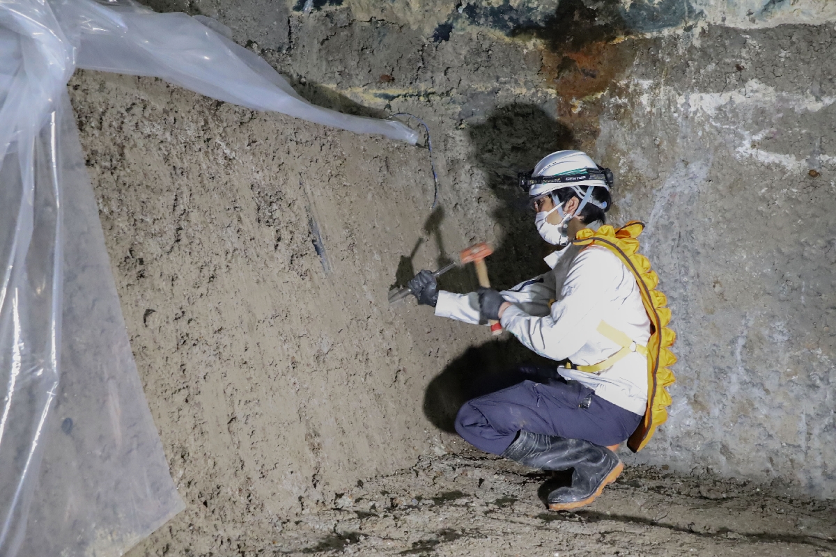 報道陣に公開された、地下350メートルの坑道で土砂を採取する作業=19日午後、北海道幌延町