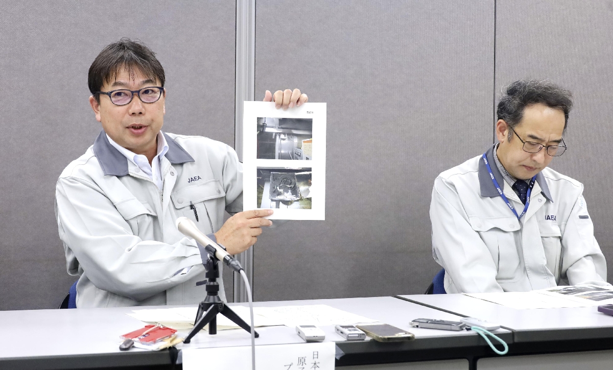 火災の説明をする日本原子力研究開発機構の担当者=19日午後、茨城県庁