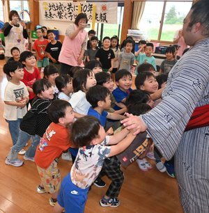 【ミニグラフ】力士のパワーに子どもたちびっくり 春日野部屋が久慈で夏合宿≪📸×7≫