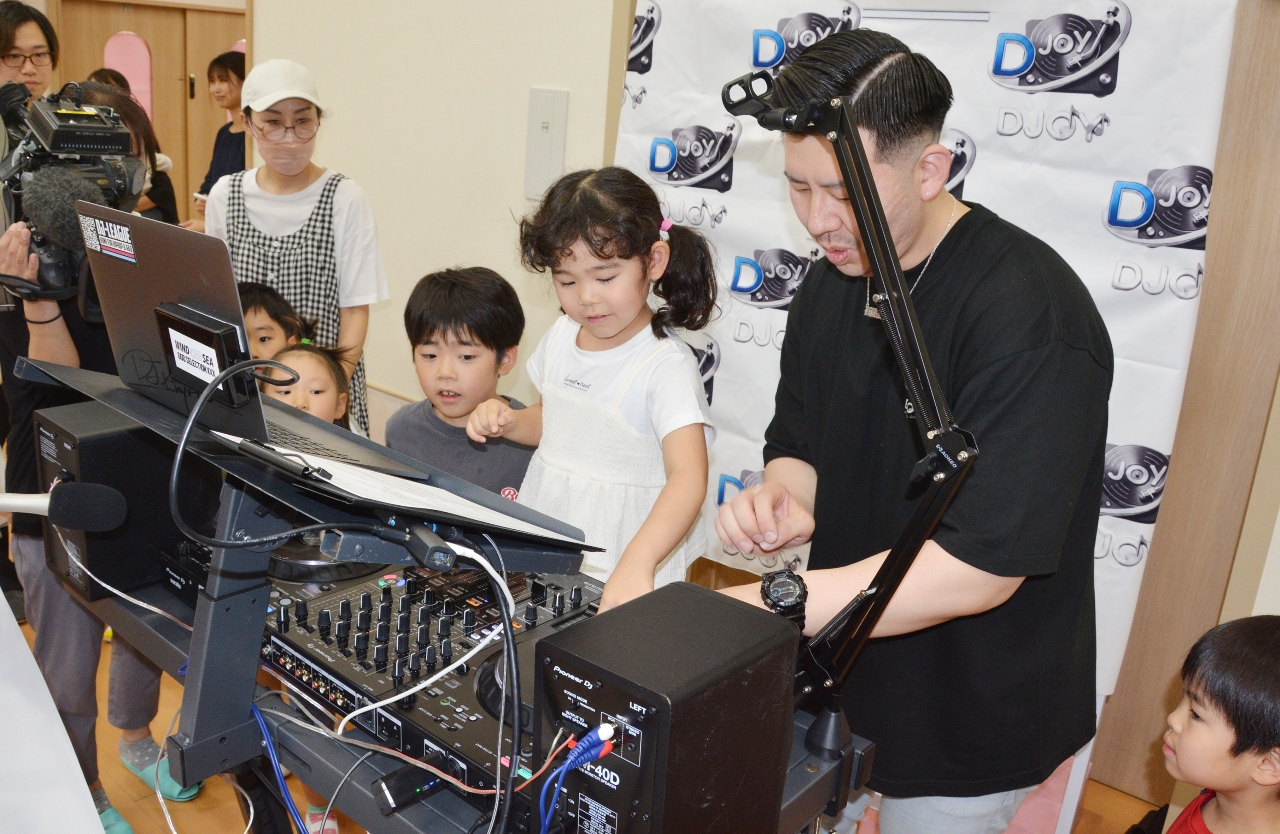 DJ体験で子どもたちを楽しませる舛館賢人さん