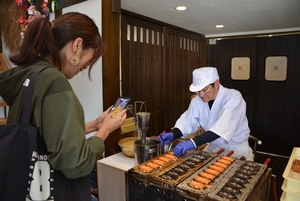 合掌土偶人形焼の実演好評 八戸・萬榮堂、「和菓子の日」企画で