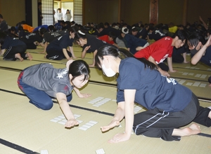 集中力高め、いざ勝負 八戸で全国競技かるた青森大会
