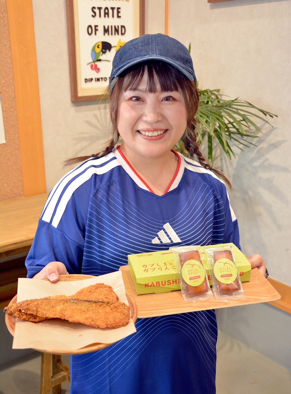 サッカー日本代表応援企画をPRする小泉由枝さん=19日、八戸市のかぶーにゃ
