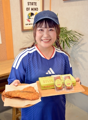 “ガブっ”と食べ日本が“勝つ” サッカーW杯応援、商品購入で菓子やサバカツ贈呈/かぶーにゃ