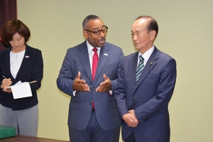 基地との共存共栄に謝意 臨時代理駐日米大使が三沢市長表敬