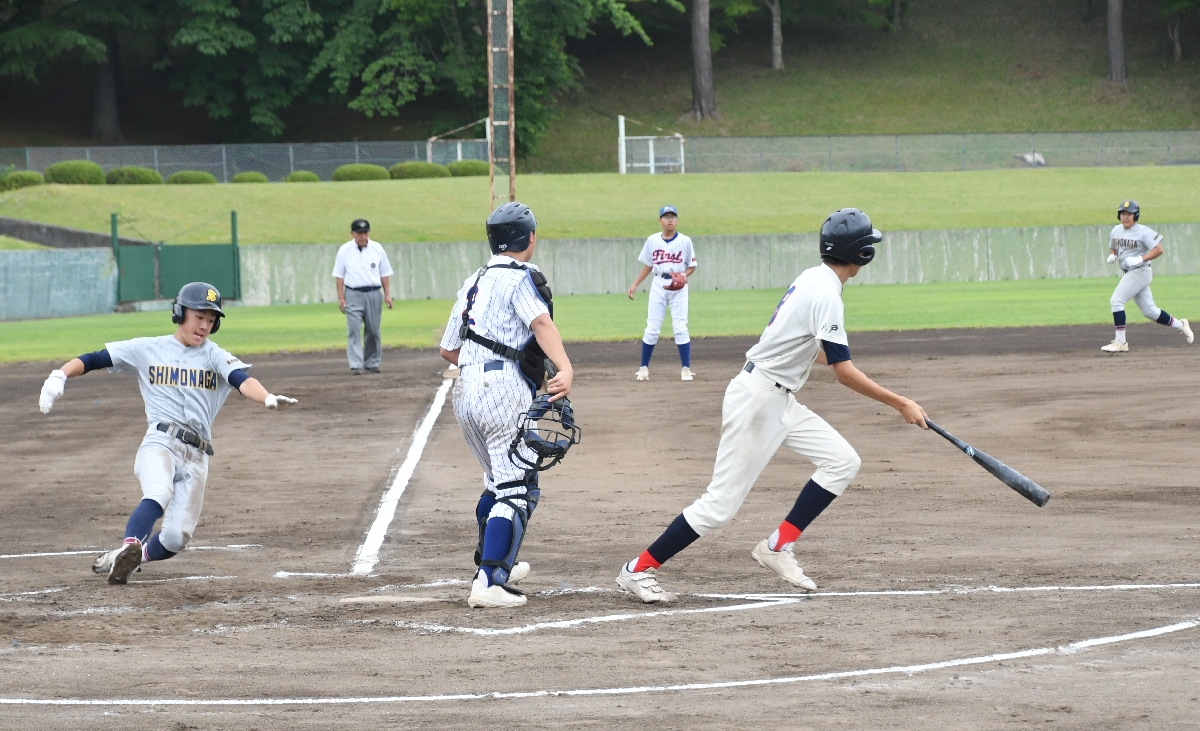 【三八地区野球１回戦】八戸一と対戦し、得点する白銀・小中野・下長合同＝五戸ひばり野公園野球場