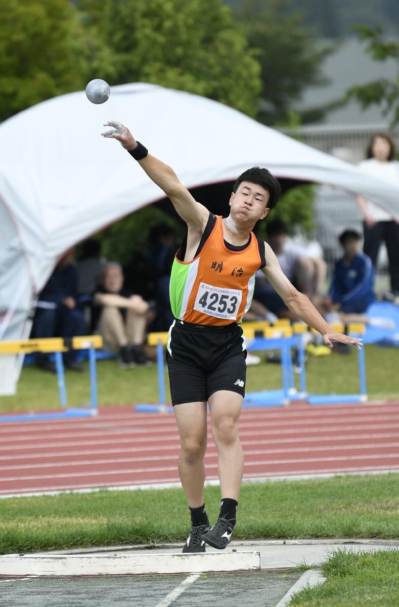 【三八・陸上男子共通砲丸投げ】１１メートル０８で制した沼沢紫苑（明治）＝南部町ふるさと運動公園陸上競技場