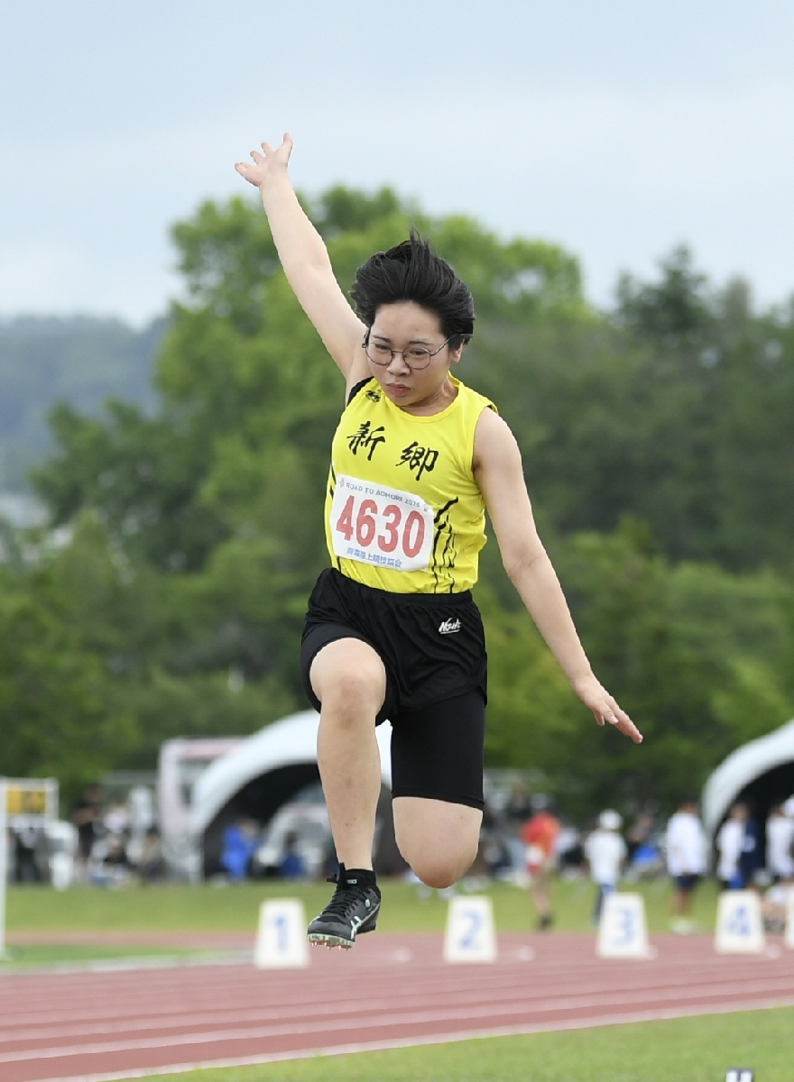 【三八・陸上女子共通走り幅跳び】4メートル43で制した福山佳織(新郷)=南部町ふるさと運動公園陸上競技場