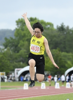 三八の陸上女子走り幅跳びは福山(新郷)V/地区中学体育大会開幕