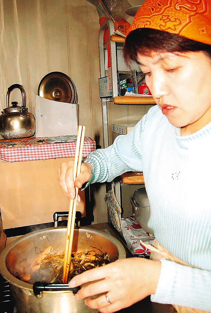 【写真説明】料理の定番は煮付け。素朴ながら栄養豊富で食べ飽きない味だ