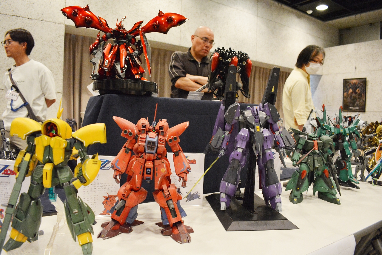 パーツを一から手作りして組み立てた作品など、こだわりの詰まったガンプラが並ぶ作品展