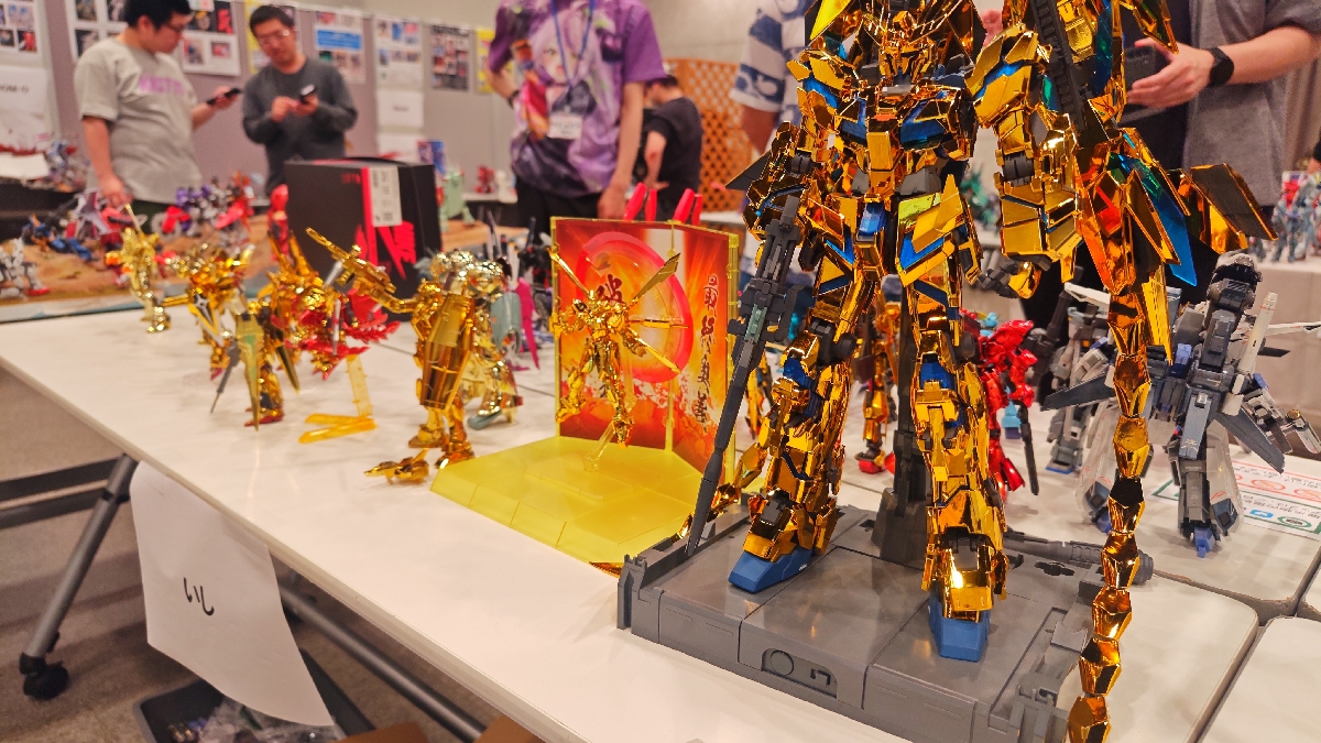 黄金色のガンプラだらけ