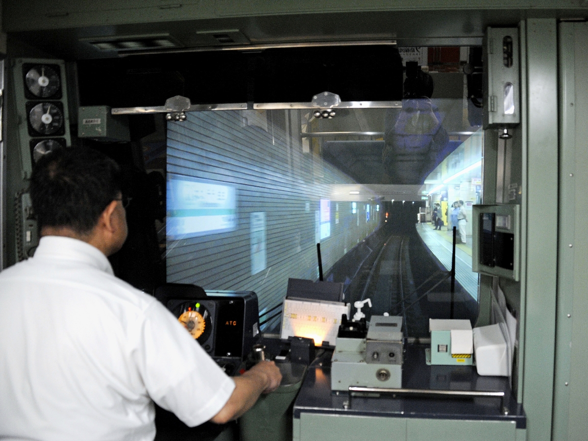 「千代田線運転体験シミュレーター」=東京都江戸川区
