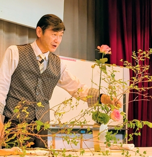 「伝統」「最新」の生け方は 華道家元池坊、十和田で巡回講座