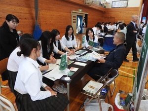 地元企業の仕事、熱心に　百石高２、３年生対象、県がＰＲイベント