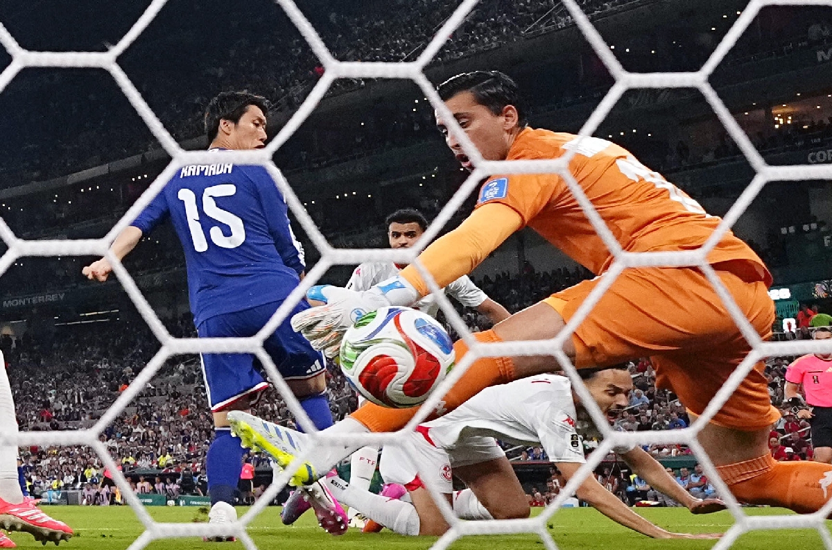 サッカーW杯1次リーグ、チュニジア戦の前半、先制ゴールを決める鎌田大地(15)=20日、モンテレイ(共同)