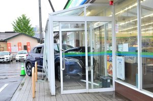 コンビニに乗用車突っ込む/八戸