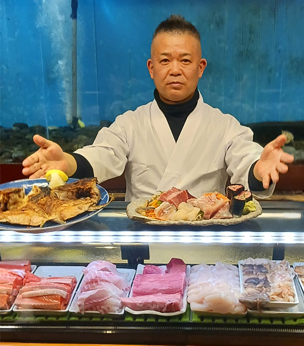 料理を紹介する瀧沢馨店主