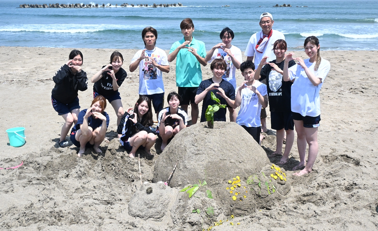 砂浜で彫刻を作った学生たち