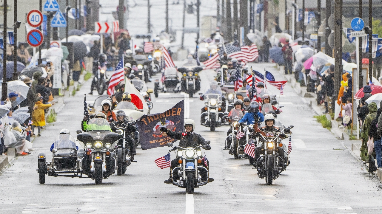 パレード最終盤には大型バイクの一団が現れ、観衆から大歓声が沸き起こった=21日、三沢市