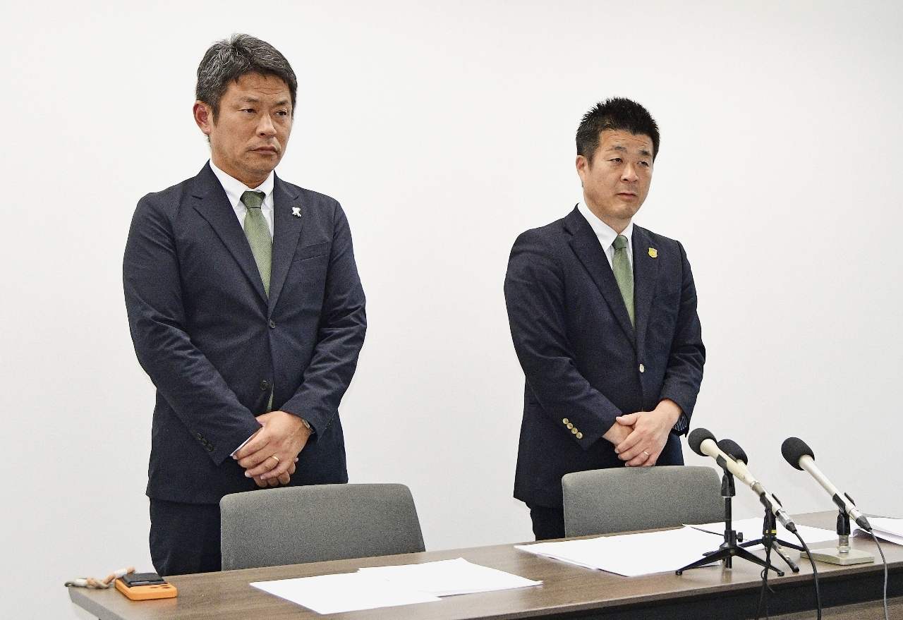 元役員の不祥事について陳謝する下平賢吾社長(右)と田代貢一郎副社長=21日、八戸市
