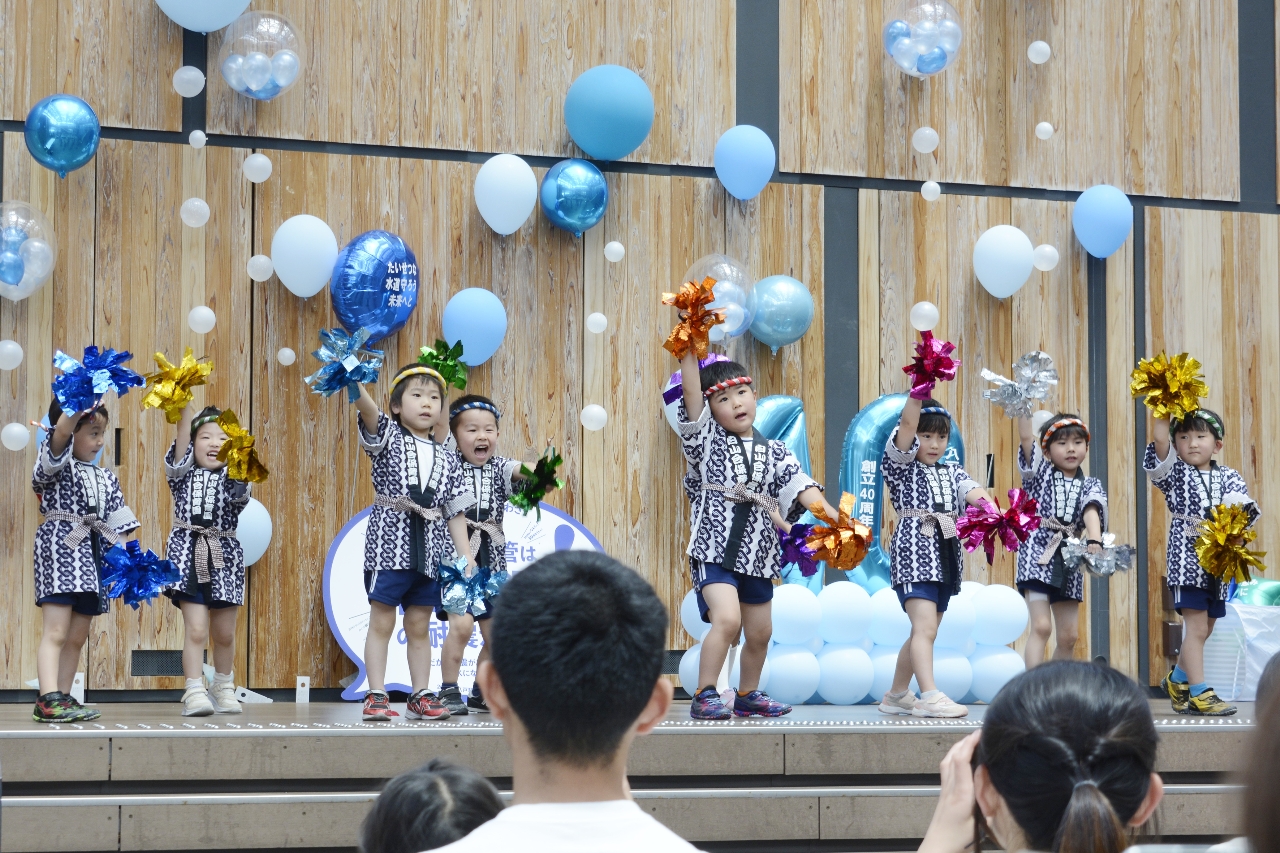元気いっぱいにダンスを披露する園児