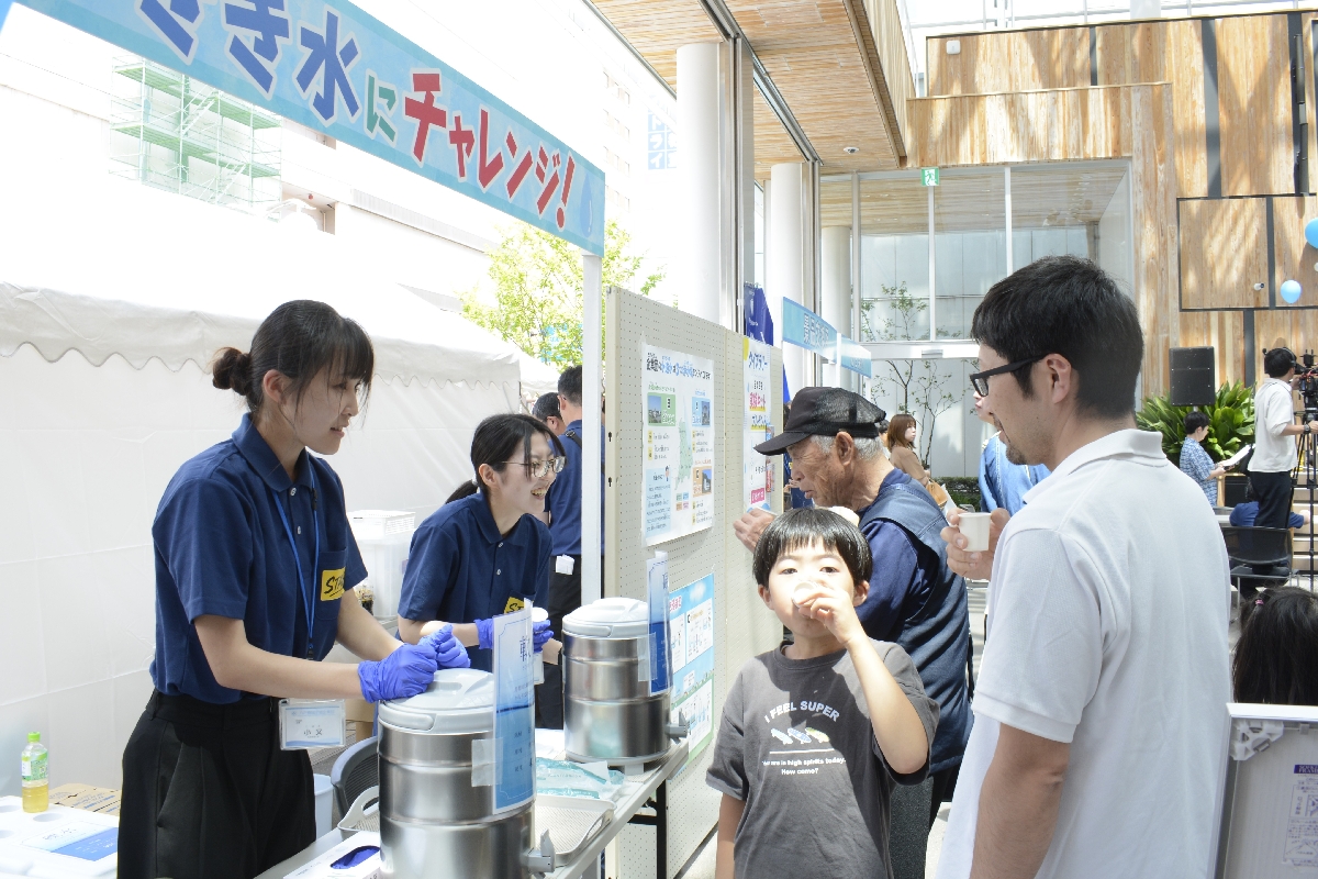 軟水と硬水の「きき水」に挑戦する来場者