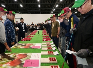 「青森ハートビート」9粒45万円 過去最高、ジュノハート初競り/南部町営市場