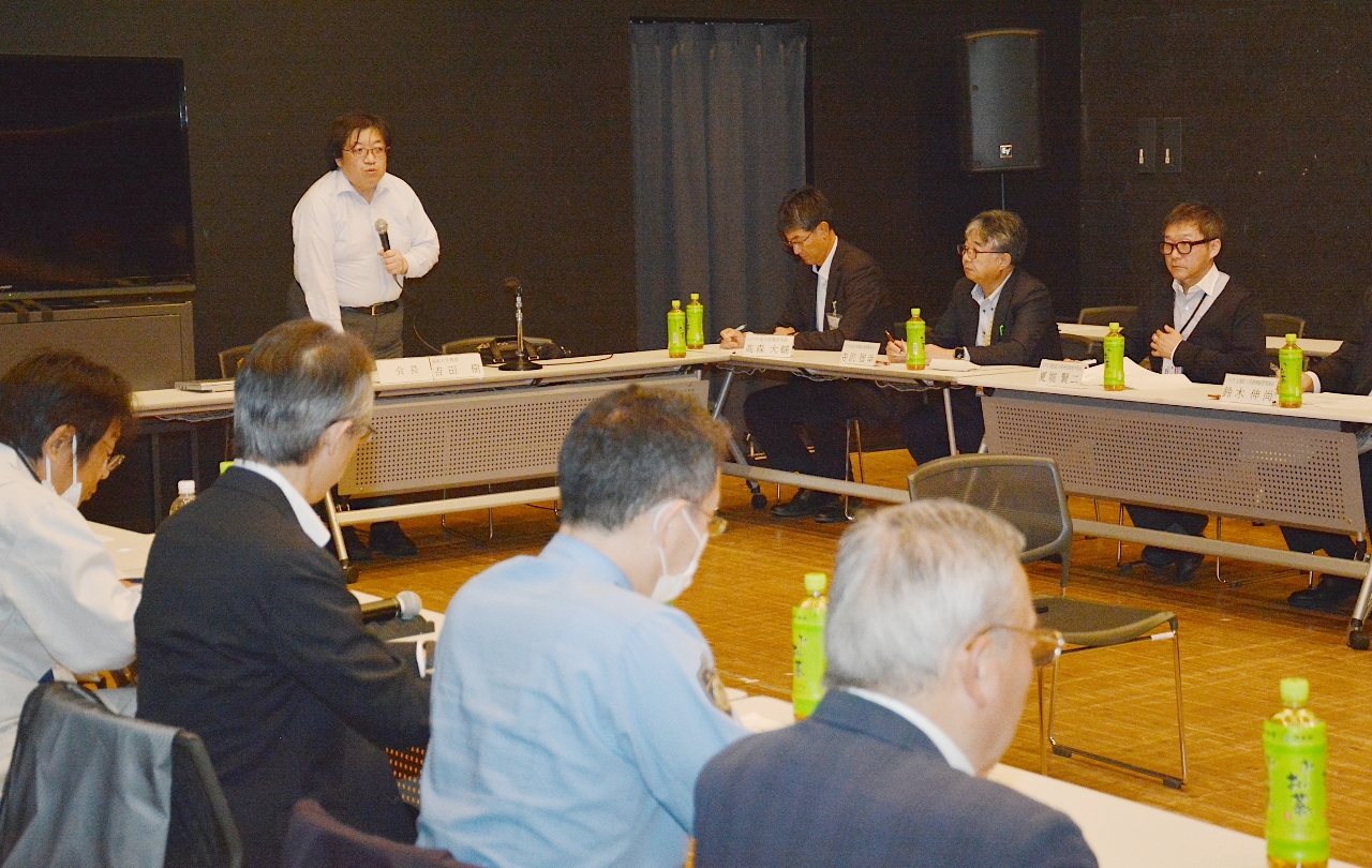 是川地区の自家用有償旅客運送について審議する八戸市地域公共交通会議=22日、八戸市
