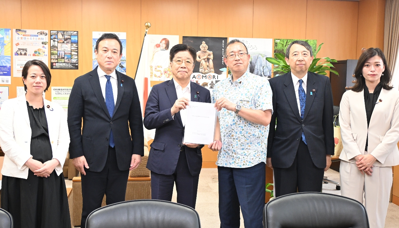 加藤勝信会長(左から3人目)から要望書を受け取る津島淳副大臣(同4人目)=23日、東京都内