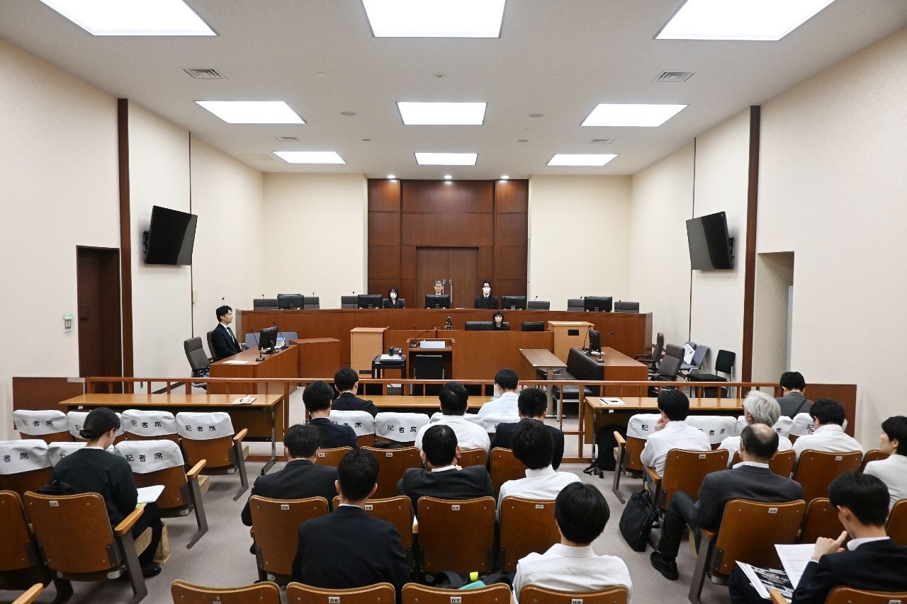 犯人隠避の罪に問われた石山哲被告の初公判=23日、青森地裁(代表撮影)