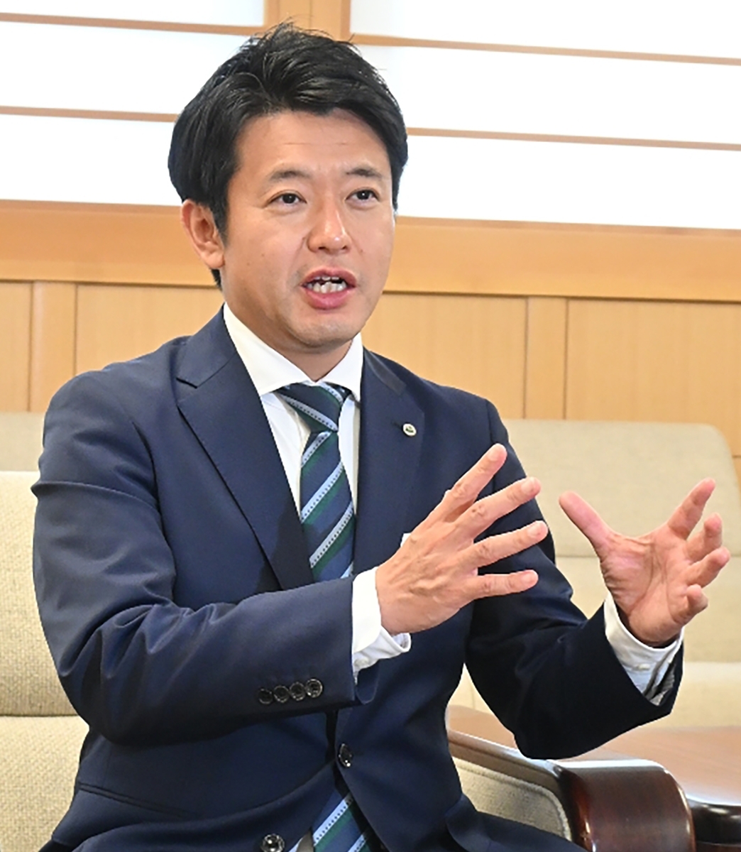 再選出馬の公算が大きい宮下宗一郎知事。インタビューでは「まだ進退を語るタイミングではない」と述べるも多くの中長期的な政策を打ち出している=23日、青森県庁