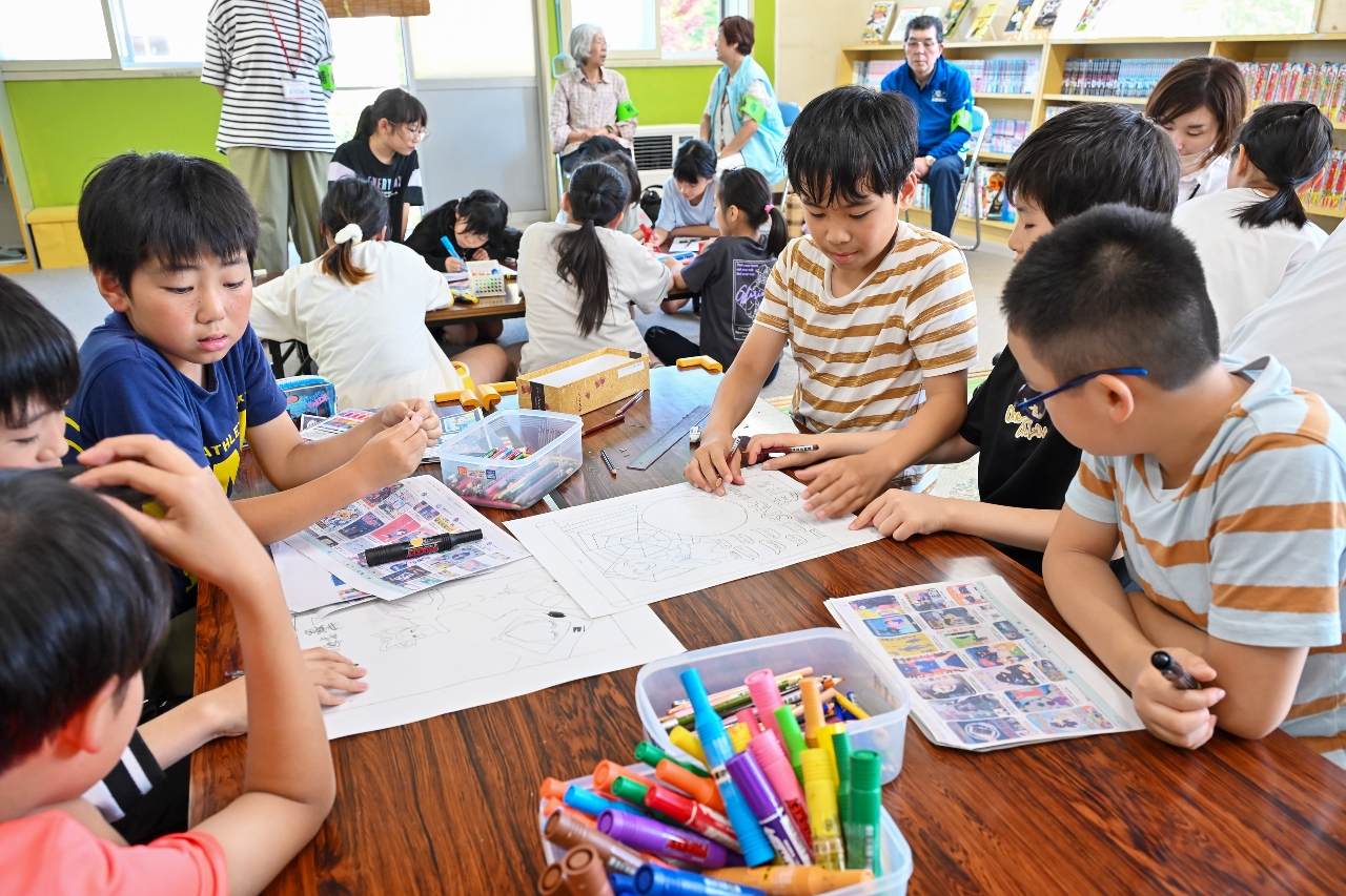 ポスター制作を行う児童