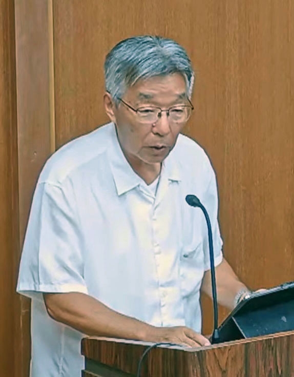 東京都小笠原村議会で答弁する渋谷正昭村長=24日午後(議会の中継映像から)