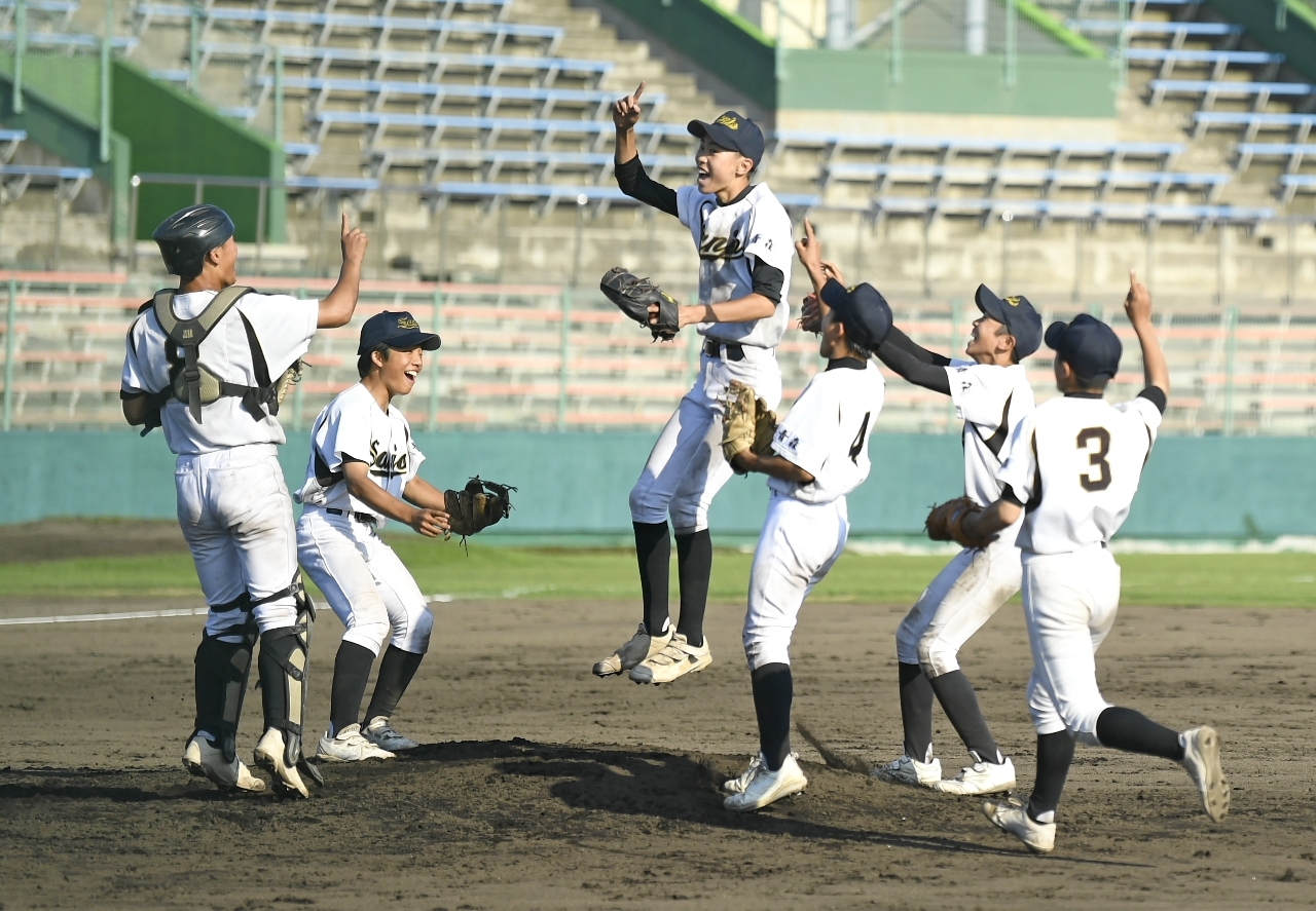 【三八・野球決勝・三条―長者】優勝を決め喜ぶ三条ナイン＝長根球場