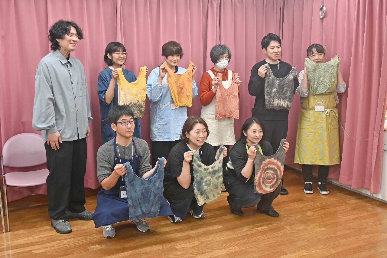 自分で染めたエコバッグを披露する参加者